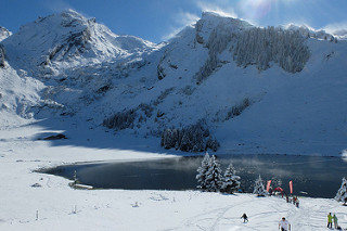 Lac des Confins sous la neige (Aravis)