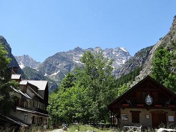 Pelvoux et Vallouise, deux villages idaux pour explorer le parc national des Ecrins.